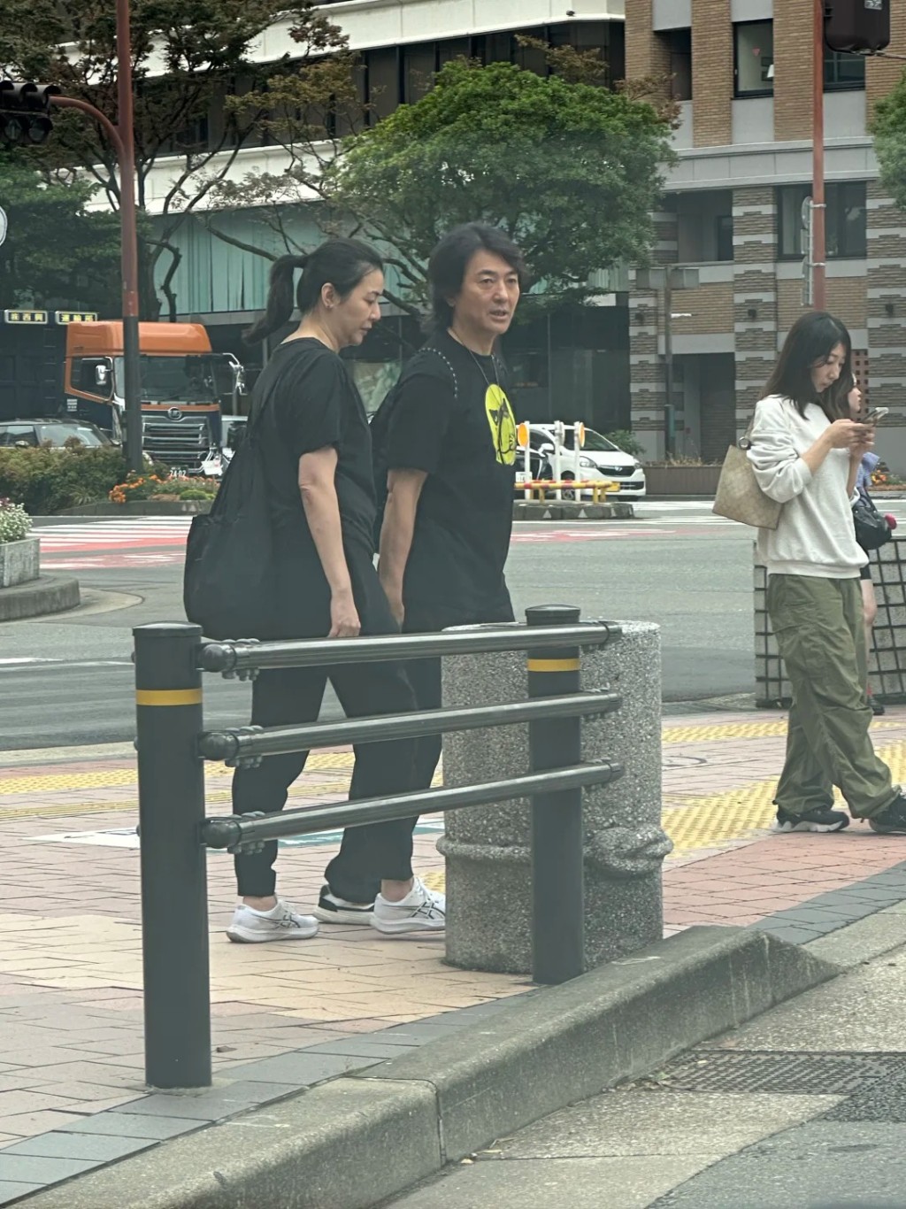 近日蒙嘉慧在福岡被野生捕獲，素顏的她紮著簡單馬尾，身形明顯比以往圓潤厚實。