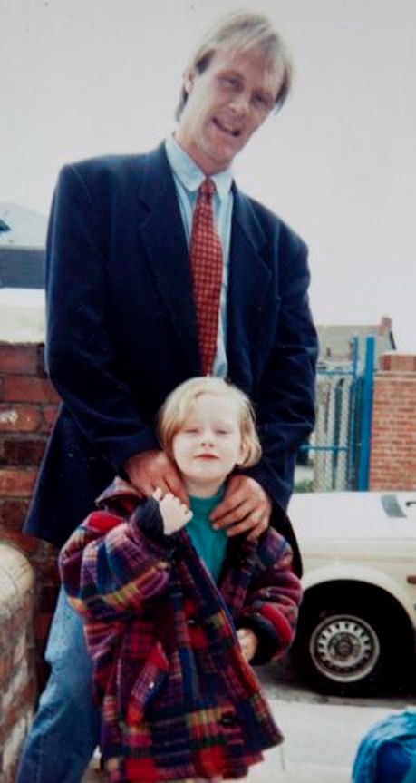 Mark在Adele只得3歲時就拋下她與其母親Penny,故父女關係一直都好惡劣。