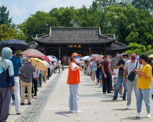 市民到揚州市瘦西湖西門採樣點進行檢測。新華社
