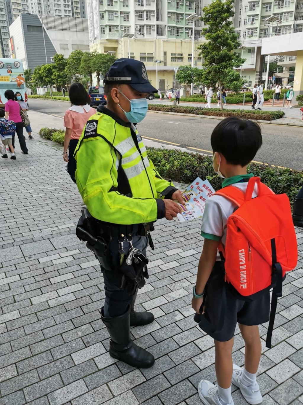 警員向學生及司機派發宣傳單張。圖:警方提供