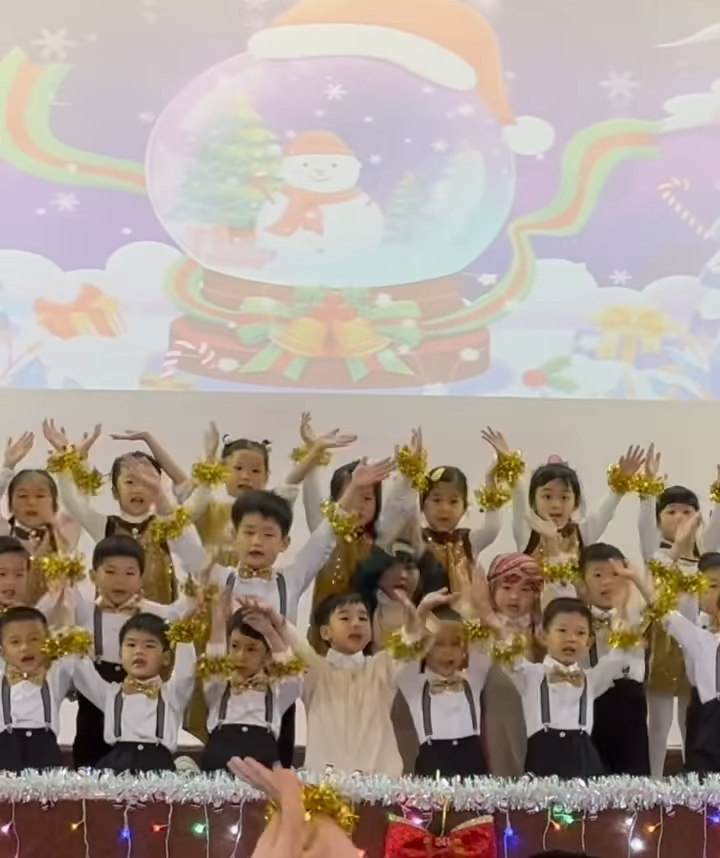 K1时的翟舔彦与同学们一齐合唱〈Jingle bells〉。