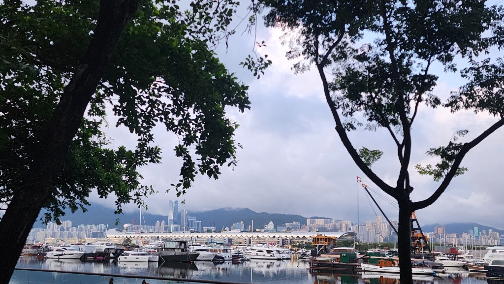 本港地區今日天氣預測,大致多雲,有幾陣驟雨。 本港地區今日天氣預測,大致多雲,有幾陣驟雨。