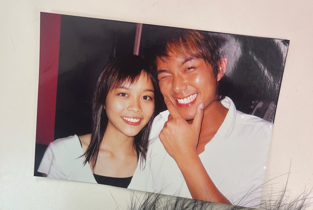 2003年，賴慰玲與蕭正楠的合照，當時只得17歲的賴慰玲一臉稚氣，26歲的蕭正楠前陰染了金毛，像大哥哥般，二人青溺的模樣與現在沒有太大分別。