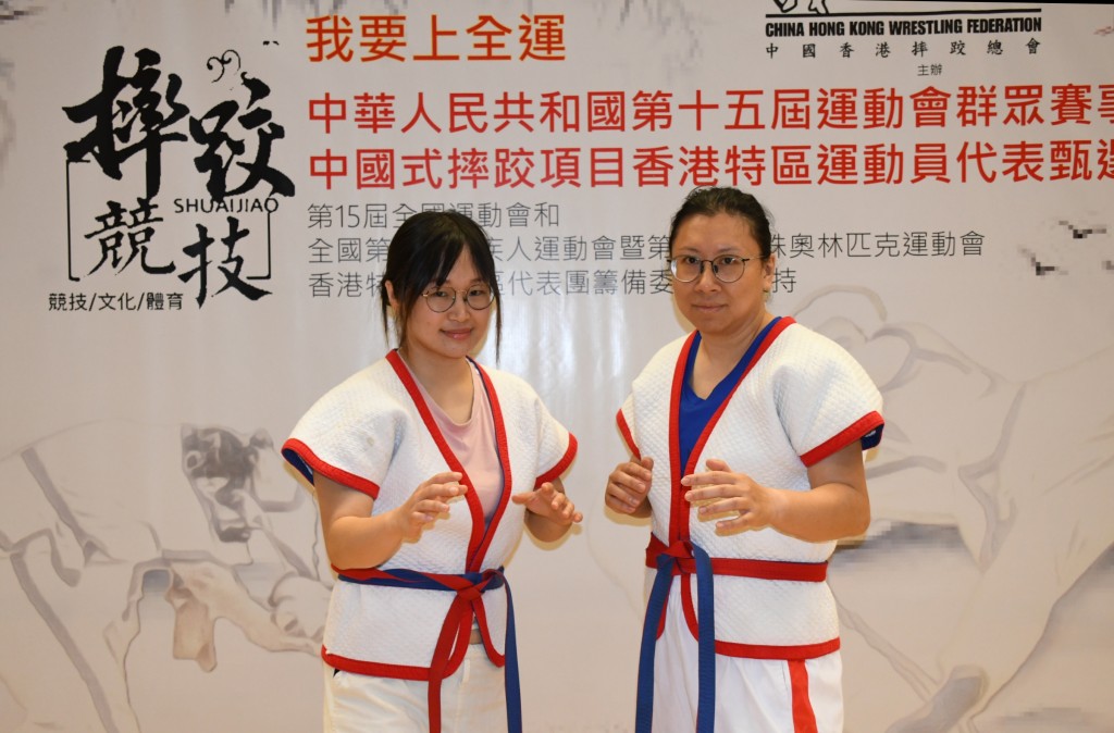 女子組方面，女子56公斤級王愷琪(左面)及女子70公斤級李綺琪因為對手棄權，雙雙拿到冠軍。圖片由中國香港摔跤總會提供