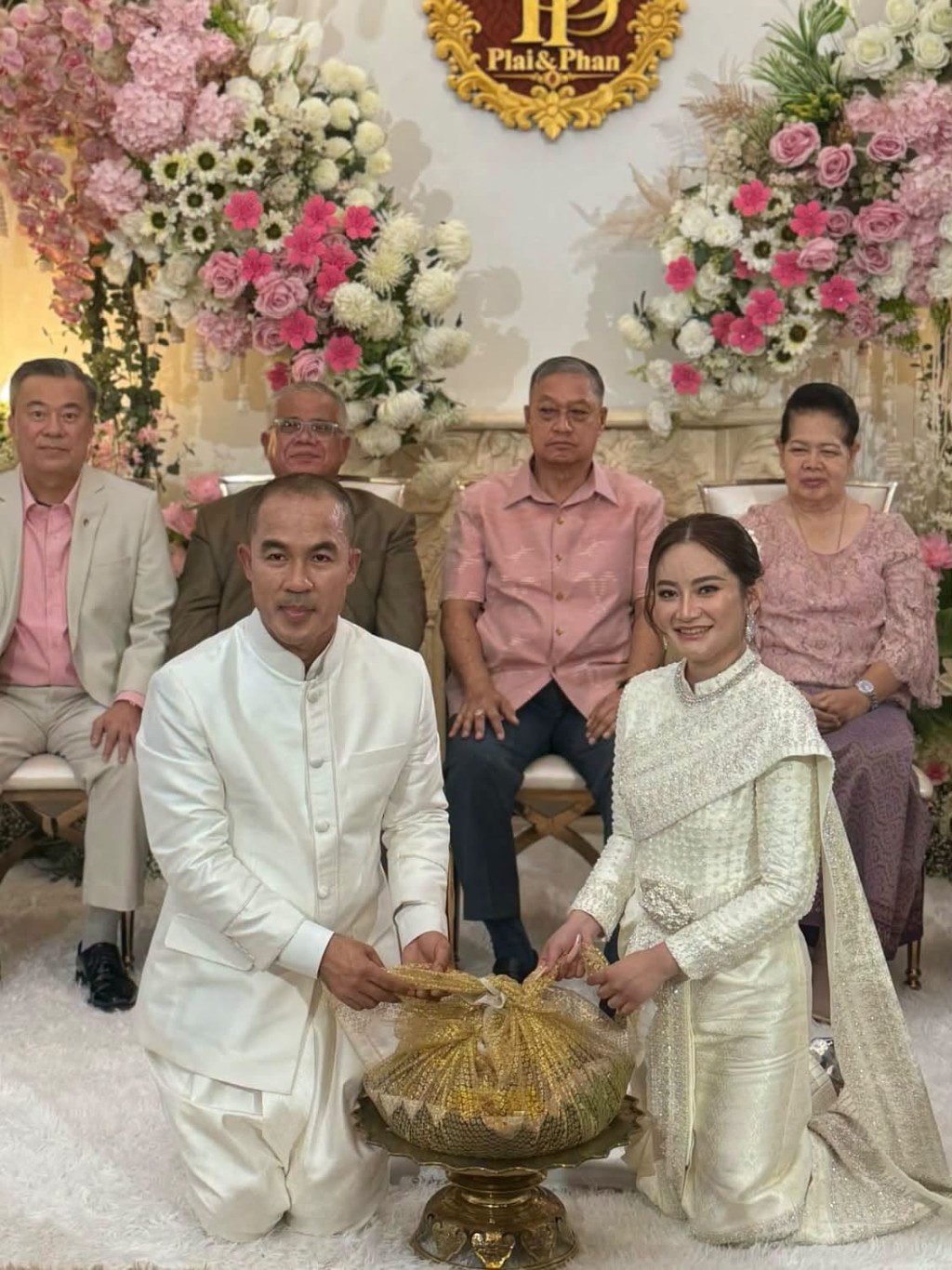 婚禮由新娘子神算Mor Plai一手策劃操辦。 婚禮由新娘子神算Mor Plai一手策劃操辦。