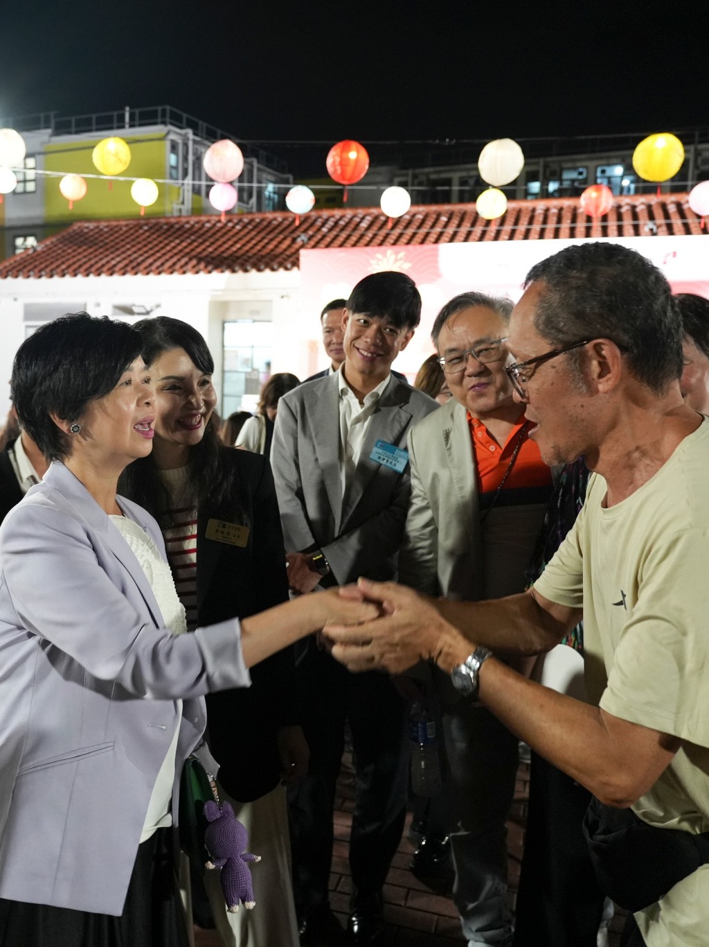 「博愛昇平村」一位長者拉住何永賢的手,說感謝特區政府將他「從地獄拉上天堂」。 「博愛昇平村」一位長者拉住何永賢的手,說感謝特區政府將他「從地獄拉上天堂」。