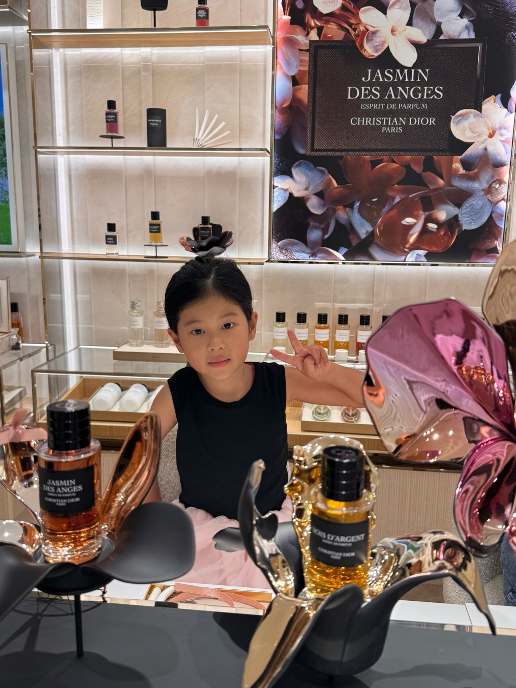 Camellia在Dior專門店內,對精緻的香水產品充滿好奇。 Camellia在Dior專門店內,對精緻的香水產品充滿好奇。