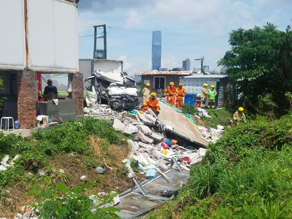 村屋近乎完全倒塌,雜物、石屎等遍佈一地。 林思明攝