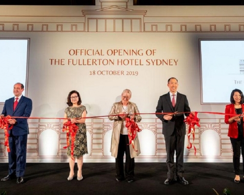 信和集團副主席黃永光(右二)於悉尼富麗敦酒店主持開幕儀式。