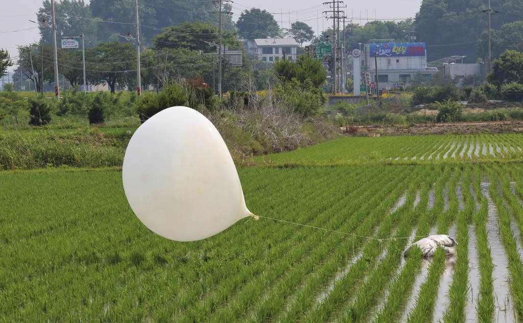 南韩当局呼吁民众发现垃圾气球时勿触碰。美联社