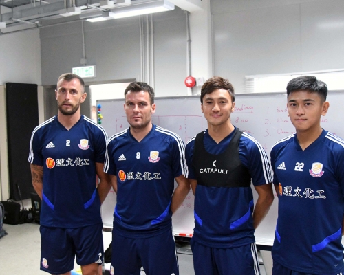 傑志中堅列斯奧(左一)、射手佐迪(左二)及中場李康廉(右二)等加盟有助提升小將能力。　郭晉朗攝