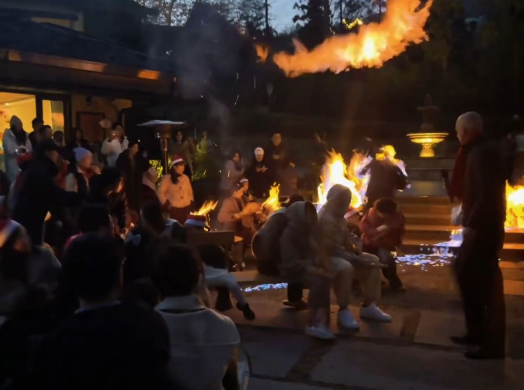 聖誕點火期間疑有人倒入酒精，導致3遊客變火人。抖音@Miss菲