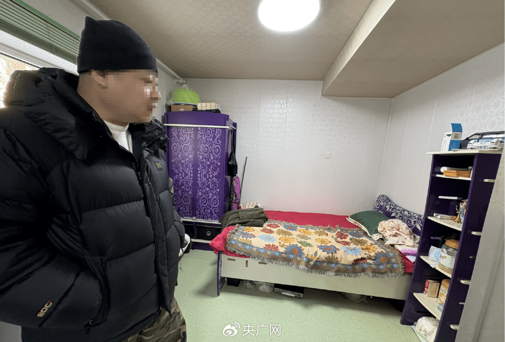 趙先生的客廳連開放式廚房,不滿供氣公司因他放置了睡床,無預警停供天然氣。央廣網 趙先生的客廳連開放式廚房,不滿供氣公司因他放置了睡床,無預警停供天然氣。央廣網