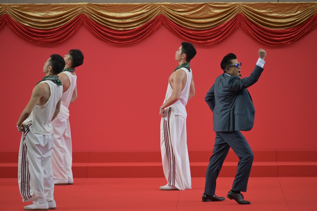 「天王」郭富城與舞獅團隊極力演出。 「天王」郭富城與舞獅團隊極力演出。