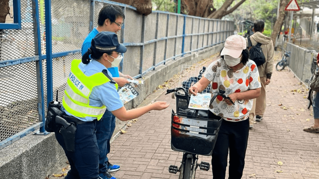 警方於區內派發宣傳單張。