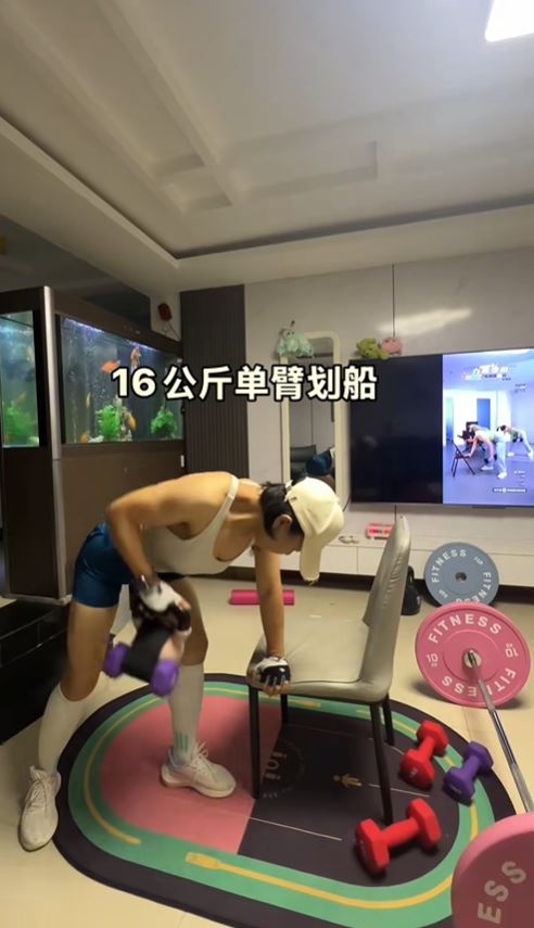 貴陽的蔣女士瘋狂「舉鐵」及戒奶茶1年，成功減去30公斤。抖音