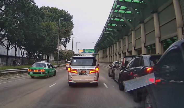 屯門公路今日傍晚發生4車相撞意外。網上片段截圖