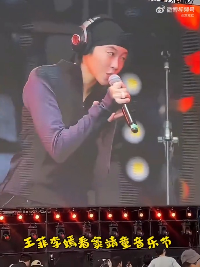 竇靖童在台上演出,有指妹妹李嫣在台下興奮舉起手機拍攝。 竇靖童在台上演出,有指妹妹李嫣在台下興奮舉起手機拍攝。