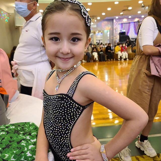 小小年紀的晴晴Alexandra，多才多藝，懂空中瑜伽、拉丁舞及彈琴。（圖片來源：IG@dellapietraalexandra）