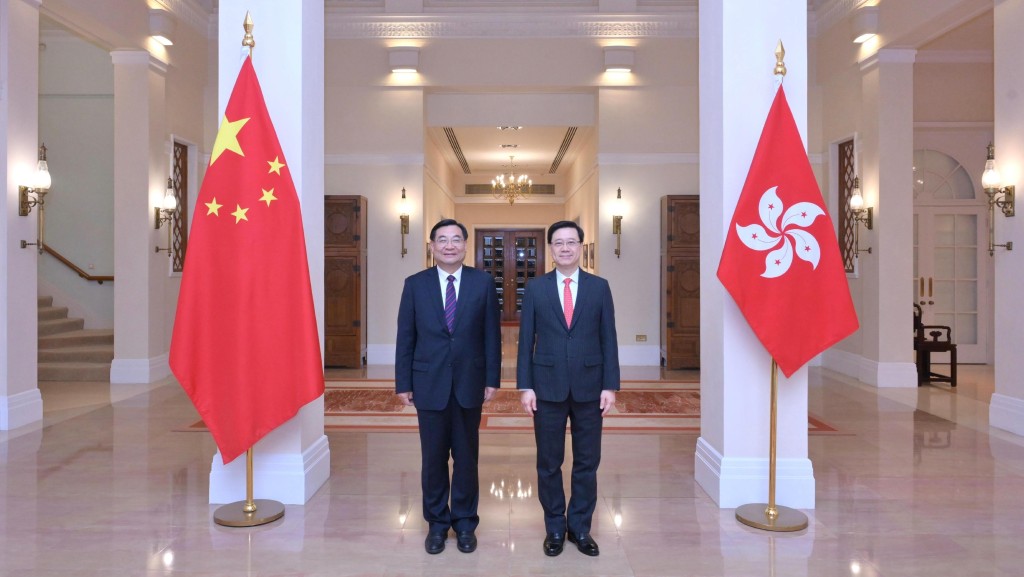 行政長官李家超(右)在禮賓府與文化和旅遊部部長胡和平會面。政府新聞處
