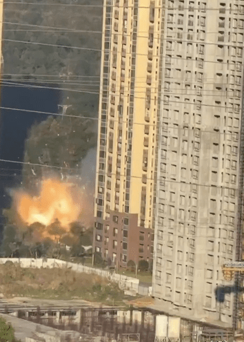 爆炸現場濃煙滾滾。