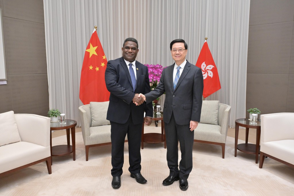 行政長官李家超(右)今日與瓦努阿圖副總理兼財政部長約翰尼.科納坡(左)會面。 行政長官李家超(右)今日與瓦努阿圖副總理兼財政部長約翰尼.科納坡(左)會面。