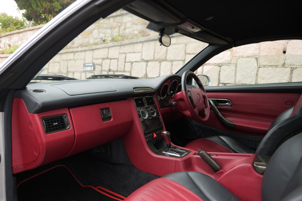 Mercedes-Benz SLK 3.6 AMG車廂經過重新包裝，加有大量碳纖維配飾。