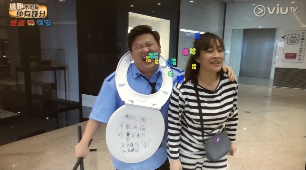 阿正被肥仔捉着。