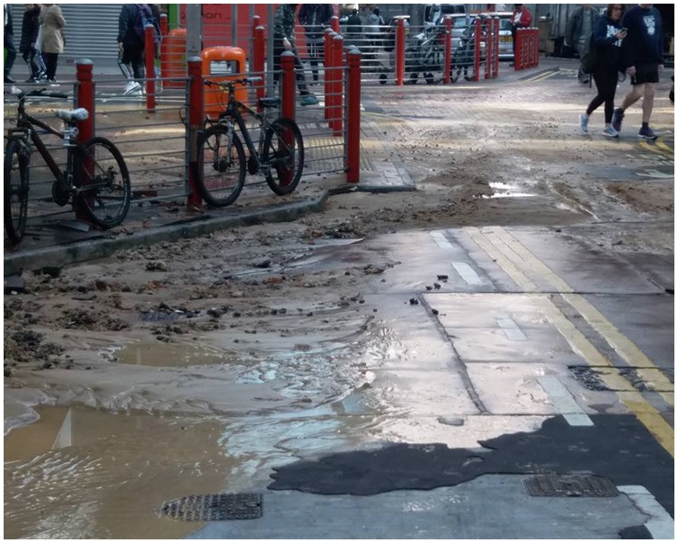 大量水夾雜沙石由地底湧出馬路。圖:網民Keung Chak