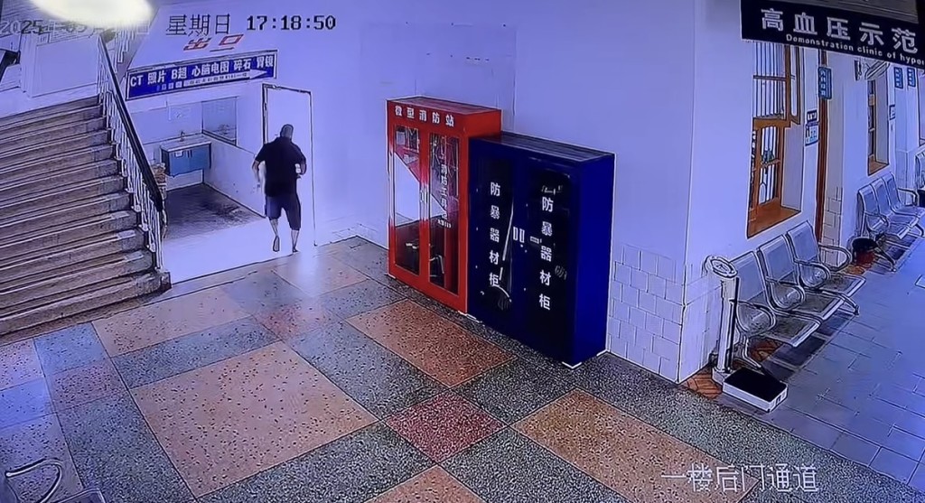 男子扶摔倒老人反被訛。抖音@哪一抹淺笑傷了誰