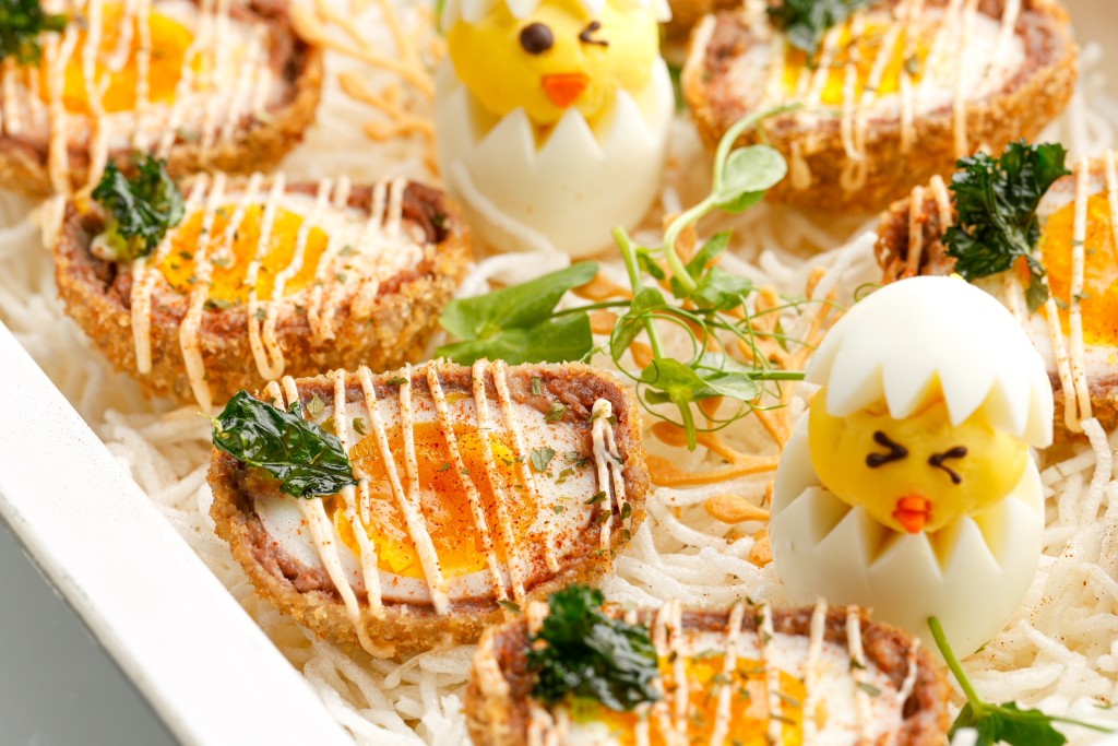 魔鬼蛋，将鸡蛋炸至外层金黄香脆，里面是香滑的蛋黄，层次丰富。