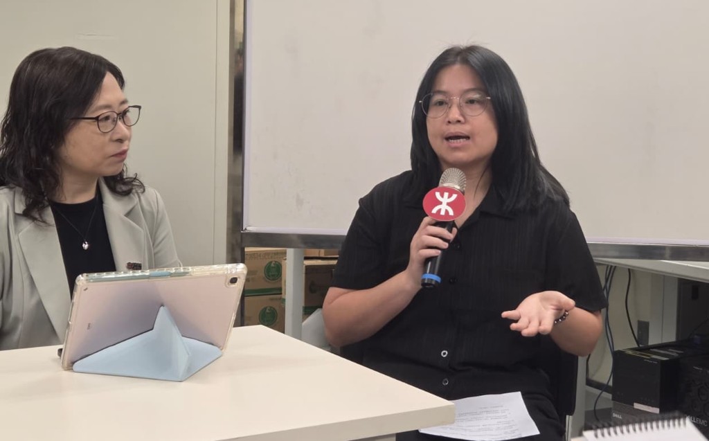 家長嘉嘉(右)分享帶SEN兒子乘港鐵期間,遇上一位充滿善意的婆婆,其真誠包容令旅程化為一段珍貴而難忘的回憶。 趙克平攝 家長嘉嘉(右)分享帶SEN兒子乘港鐵期間,遇上一位充滿善意的婆婆,其真誠包容令旅程化為一段珍貴而難忘的回憶。 趙克平攝
