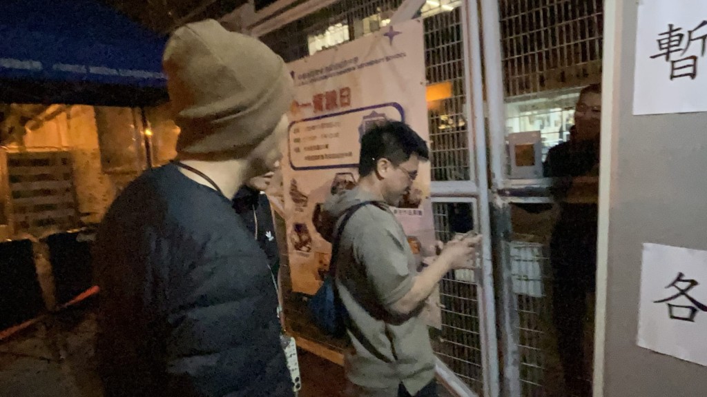 市民余先生受已移民加拿大友人所託,到場打探父母下落。蔡楚輝攝 市民余先生受已移民加拿大友人所託,到場打探父母下落。蔡楚輝攝