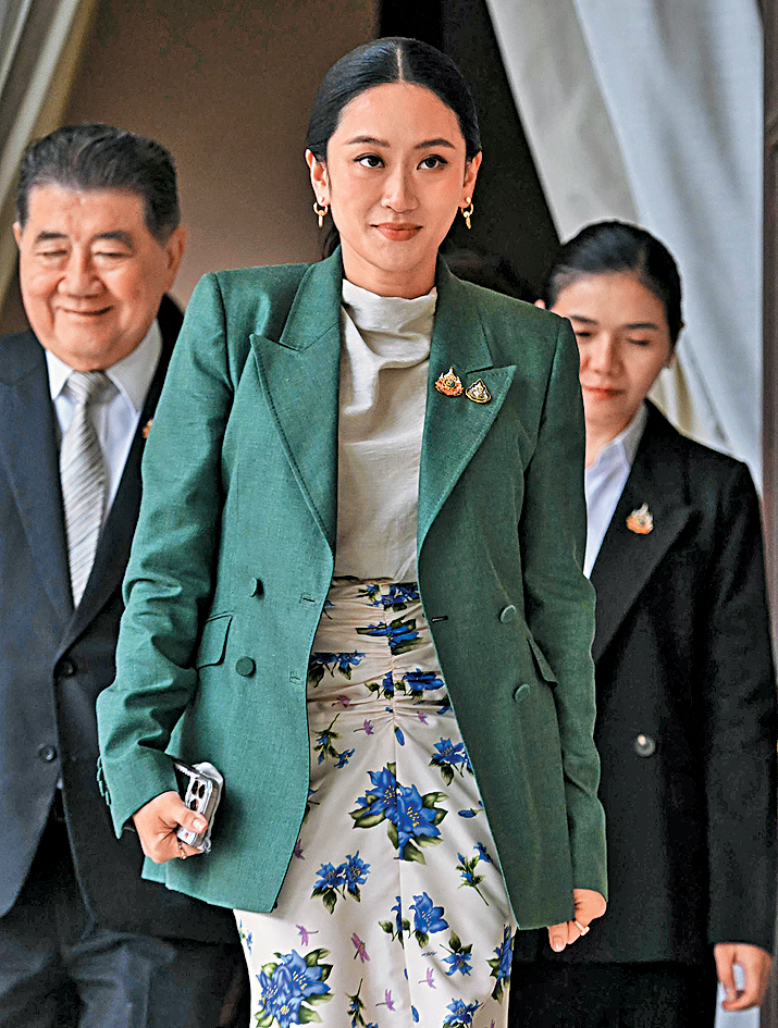 泰國總理佩通坦昨日遭憲法法院勒令暫停職務後，在曼谷政府大樓舉行記者會。