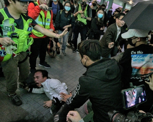 上水一名白衣男子,昨日懷疑被示威者打傷。