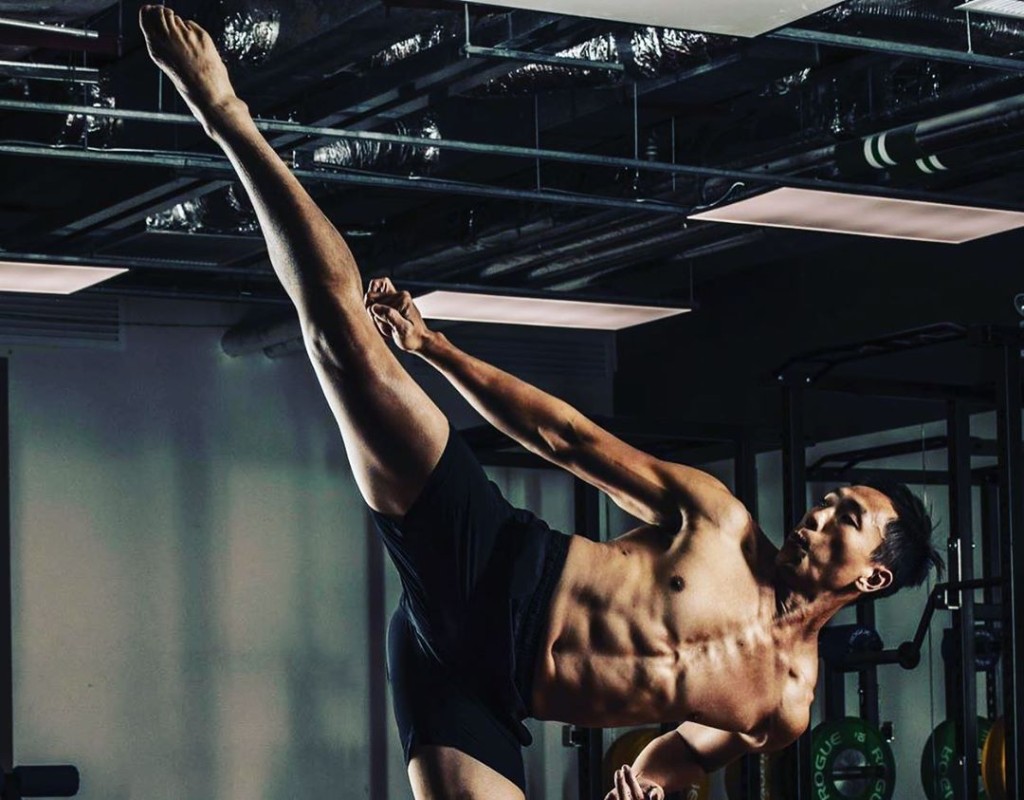 坤哥介紹李偉志教練是前香港空手道精英運動員（自由搏擊）。