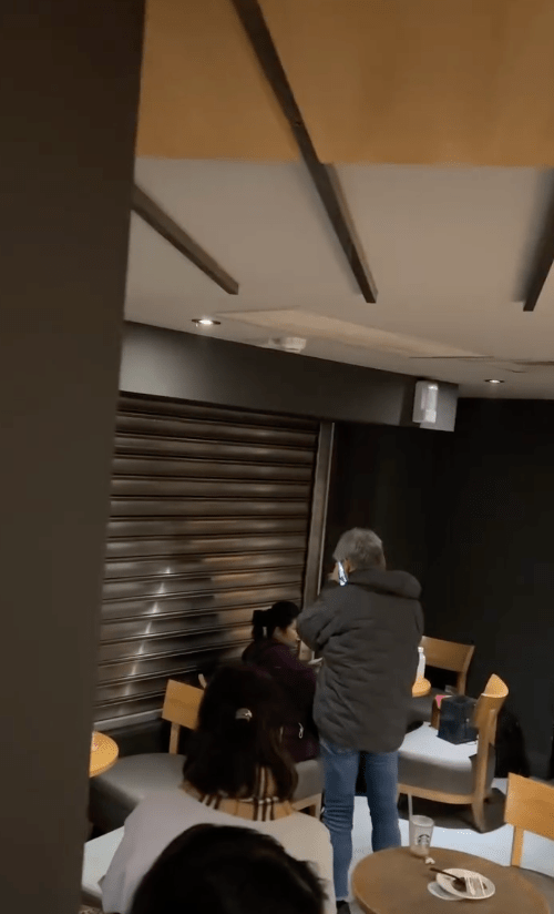 從網上流傳的片段顯示，當疑犯張文在店外徘徊並投擲煙霧彈後，星巴克的鐵捲門隨即逐步下降，成功將疑犯阻隔在店門外。Threads@427_linn