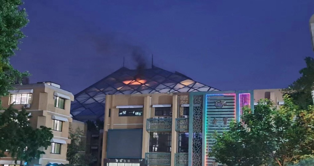 北京知名商場「僑福芳草地」17日晚起火，無人傷亡。