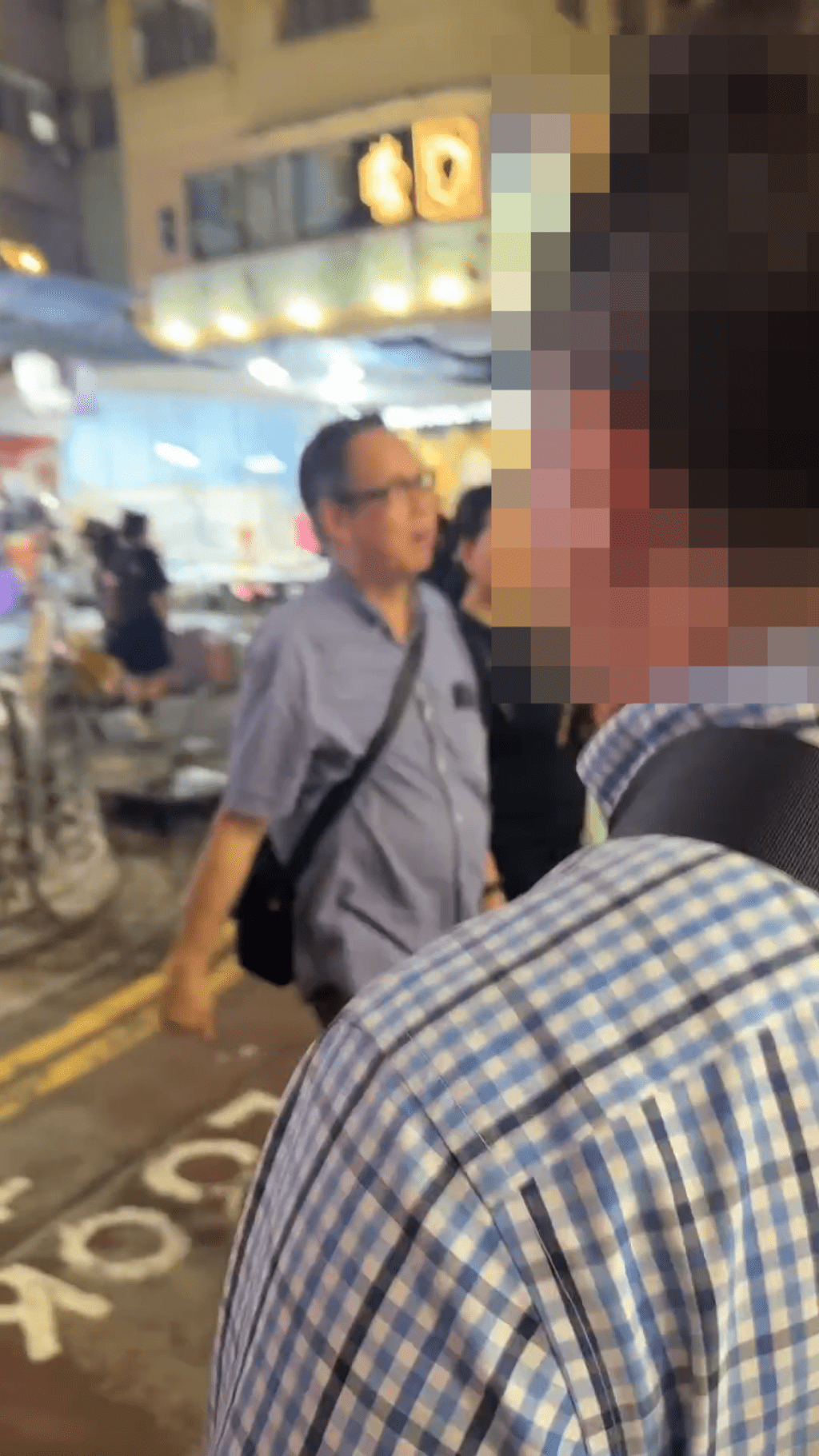 男子似是心虛,未有回答和避開眼神接觸,繼續前行。Threads 男子似是心虛,未有回答和避開眼神接觸,繼續前行。Threads