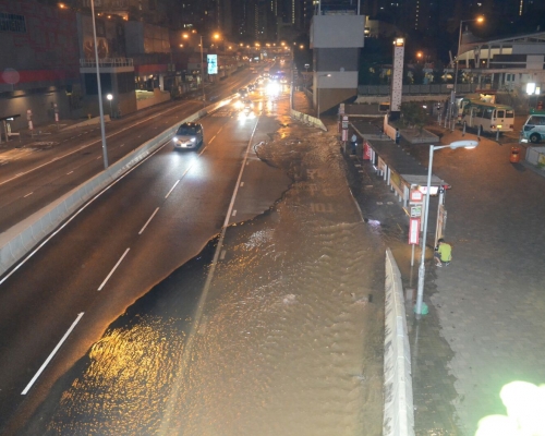 水管爆裂，行車受阻需要繞路。