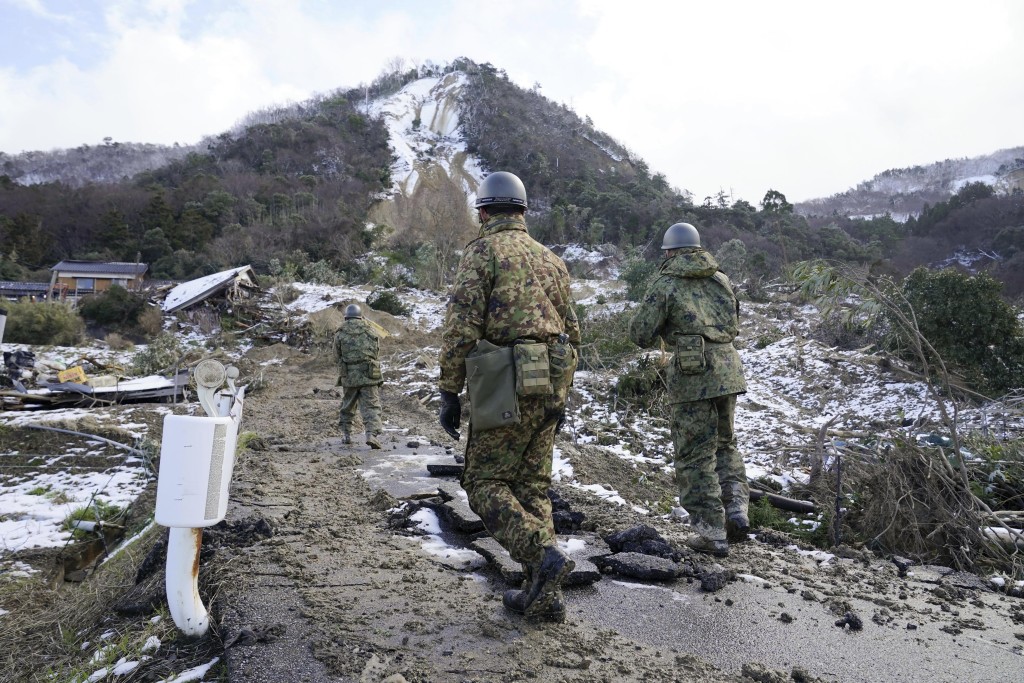 自衛隊人員在珠洲市一處山泥傾瀉地點搜索。美聯社