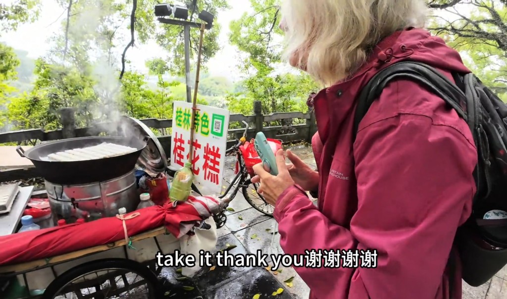 Gill爱品尝中国各地小食。抖音@萧萧不悦