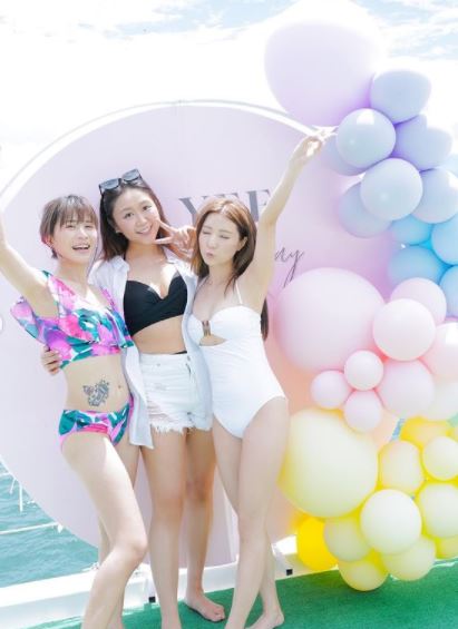 穿一件頭白色泳衣,好純潔。