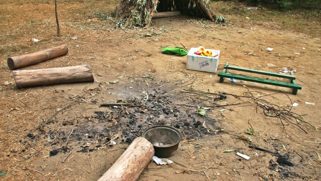 露營人士燒地生火，令土壤永久損壞。