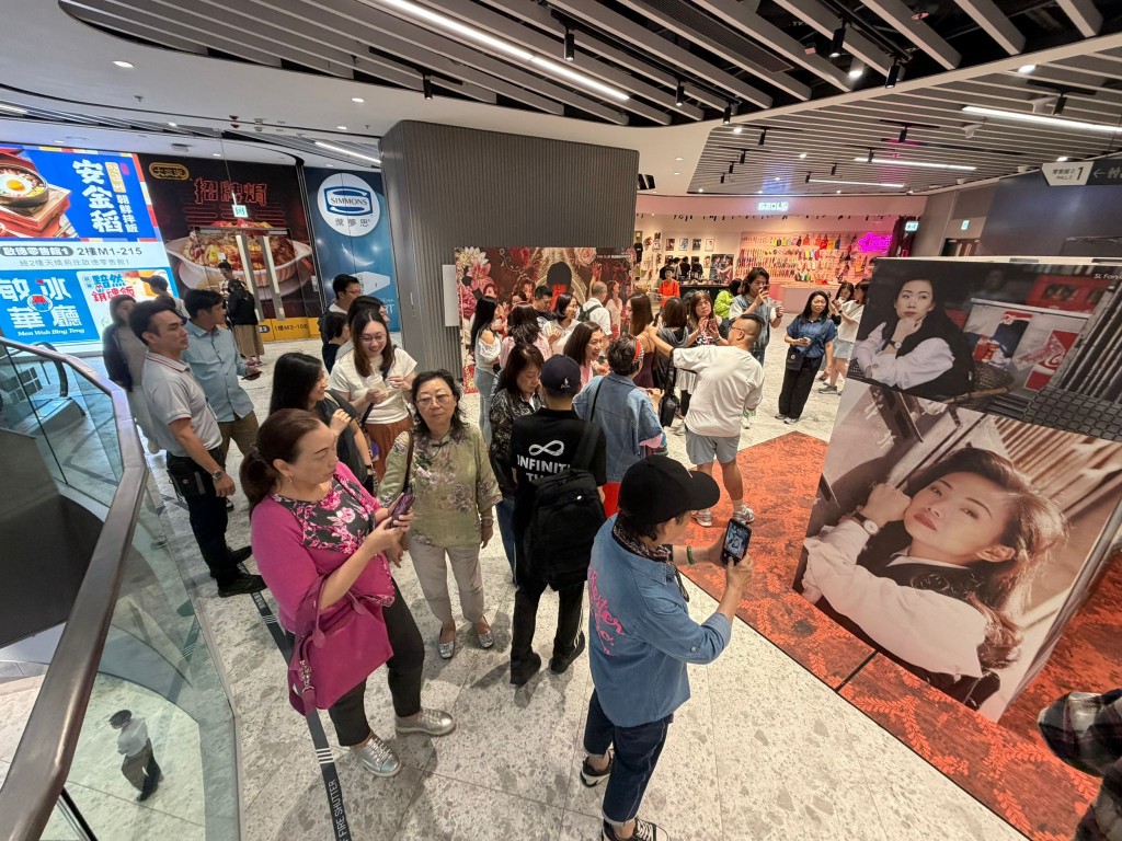 除推出票尾優惠外,應援熱潮進一步將演唱會人流延伸至零售場景。林憶蓮歌迷會特別於啟德零售館2設置期間限定珍藏展,吸引各地歌迷到零售館「朝聖」,並帶動高增值消費。 除推出票尾優惠外,應援熱潮進一步將演唱會人流延伸至零售場景。林憶蓮歌迷會特別於啟德零售館2設置期間限定珍藏展,吸引各地歌迷到零售館「朝聖」,並帶動高增值消費。