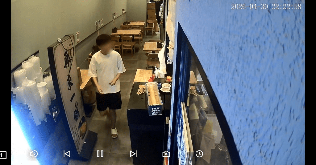 比對兩宗騙案CCTV錄取騙徒外貌及身型，無論長相及外型均有所不同，懷疑行騙不止一人。