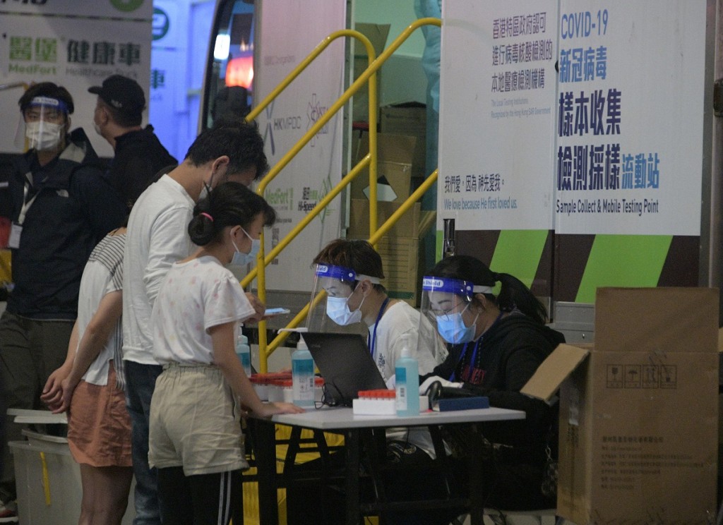 接受強制檢測的凱譽居民及工作人員。資料圖片