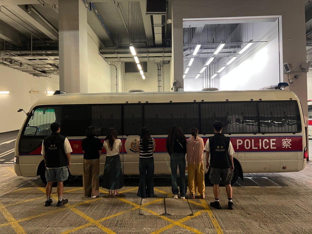 警方拘捕30名男女,當中包括嫖客及性工作者。警方提供 警方拘捕30名男女,當中包括嫖客及性工作者。警方提供
