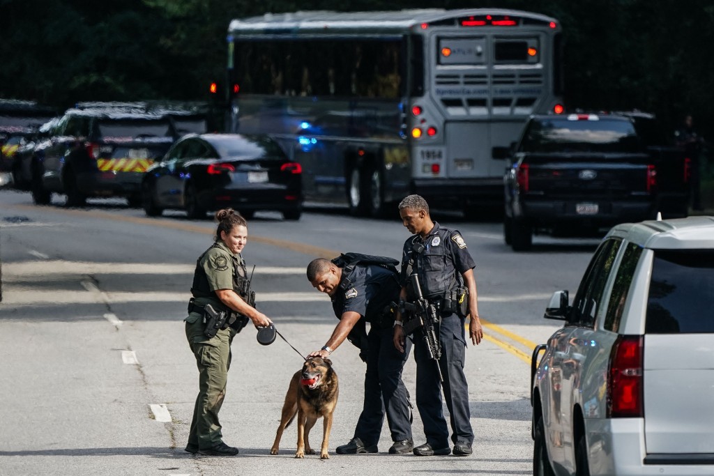 警方出动搜索犬。法新社 警方出动搜索犬。法新社