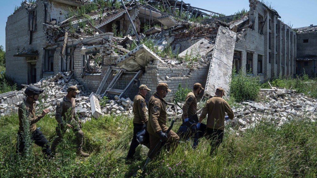 烏克蘭義工隊「黑色鬱金香」穿梭戰場收回屍體。 美聯社
